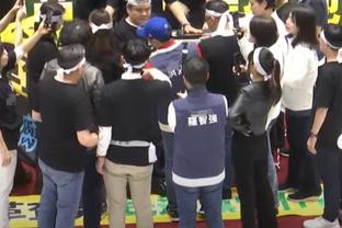 中国男篮球员绕场一周感谢球迷支持 姚明在出口和队员一一鼓掌